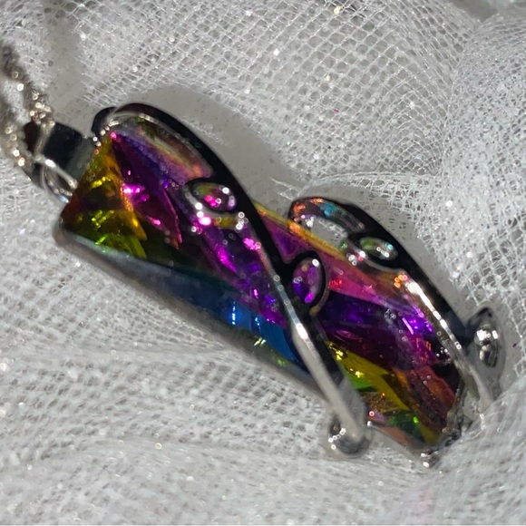 Crystal necklace, stunning colors that change in different light. - Picture 1 of 10